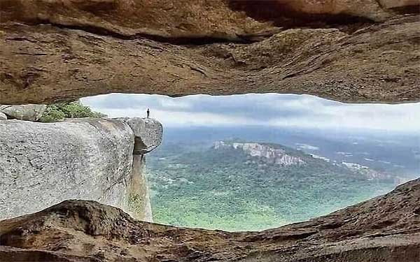 Panoramic viewpoint at Dolukanda mountain summit