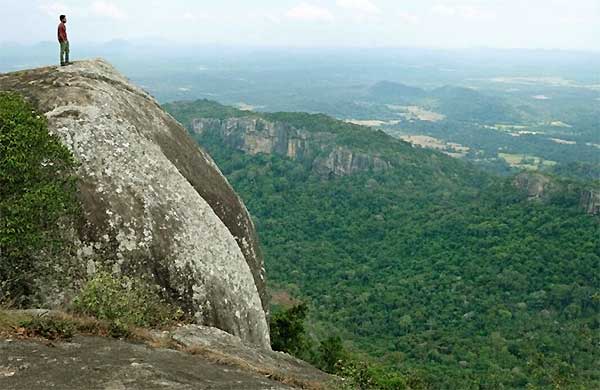 Steep rocky ascent to Dolukanda summit