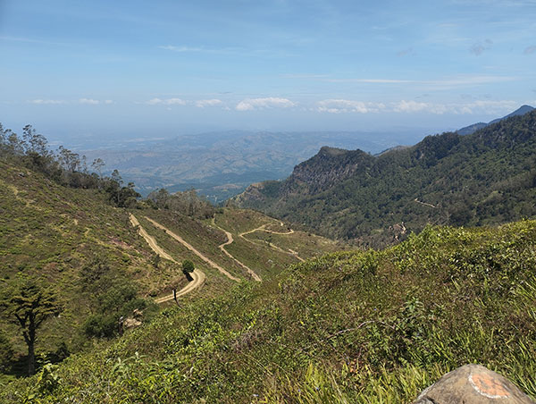 Zigzag mountain road between Ohiya and Kalupahana